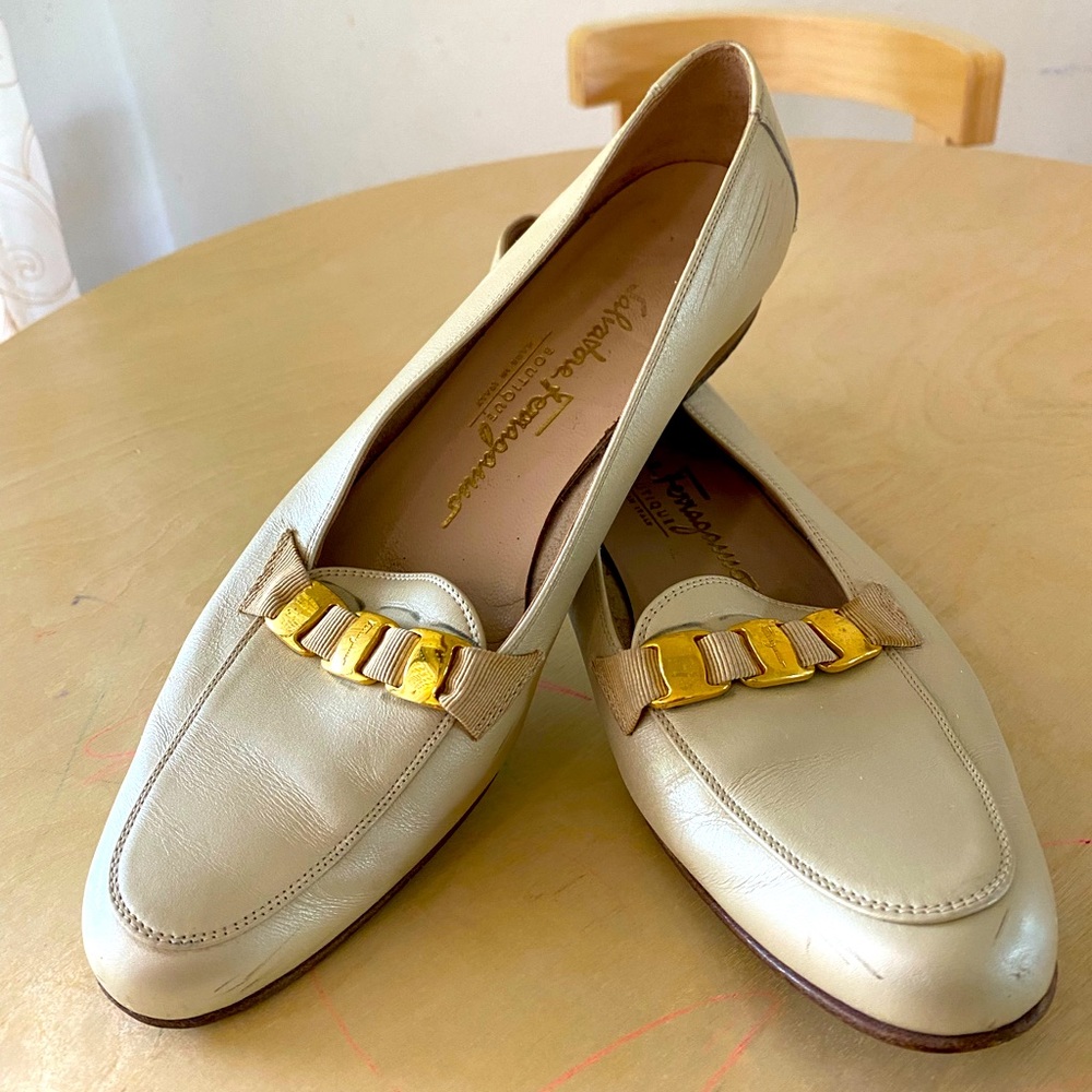 Salvatore Ferragamo Womens Leather Stitched Loafer Shoes Beige Gold Tone size 7